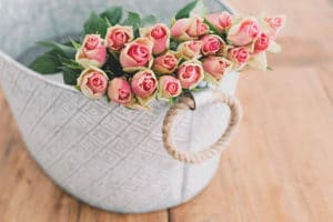 fleurs roses panier